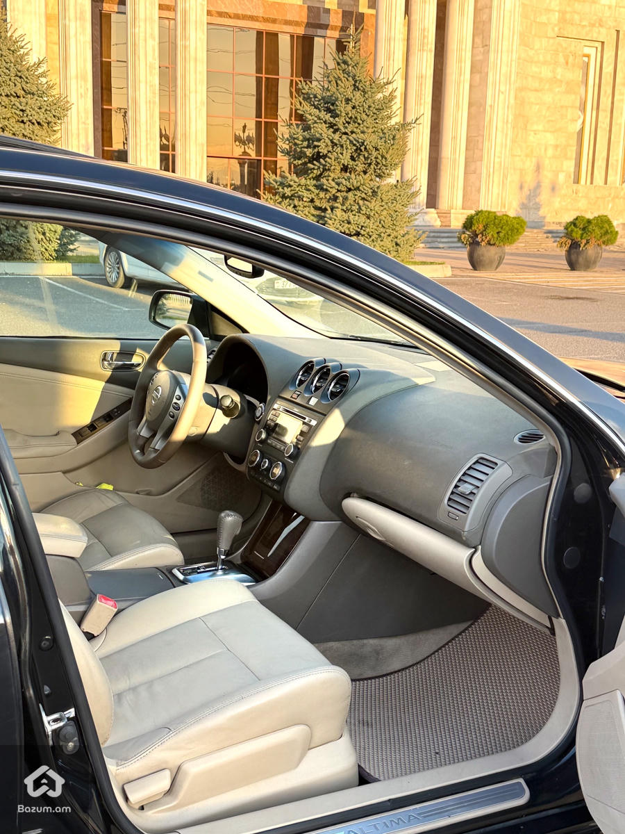 Nissan Altima  - image 7