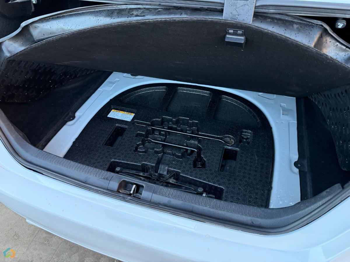 Toyota Camry V70 Xse - image 13