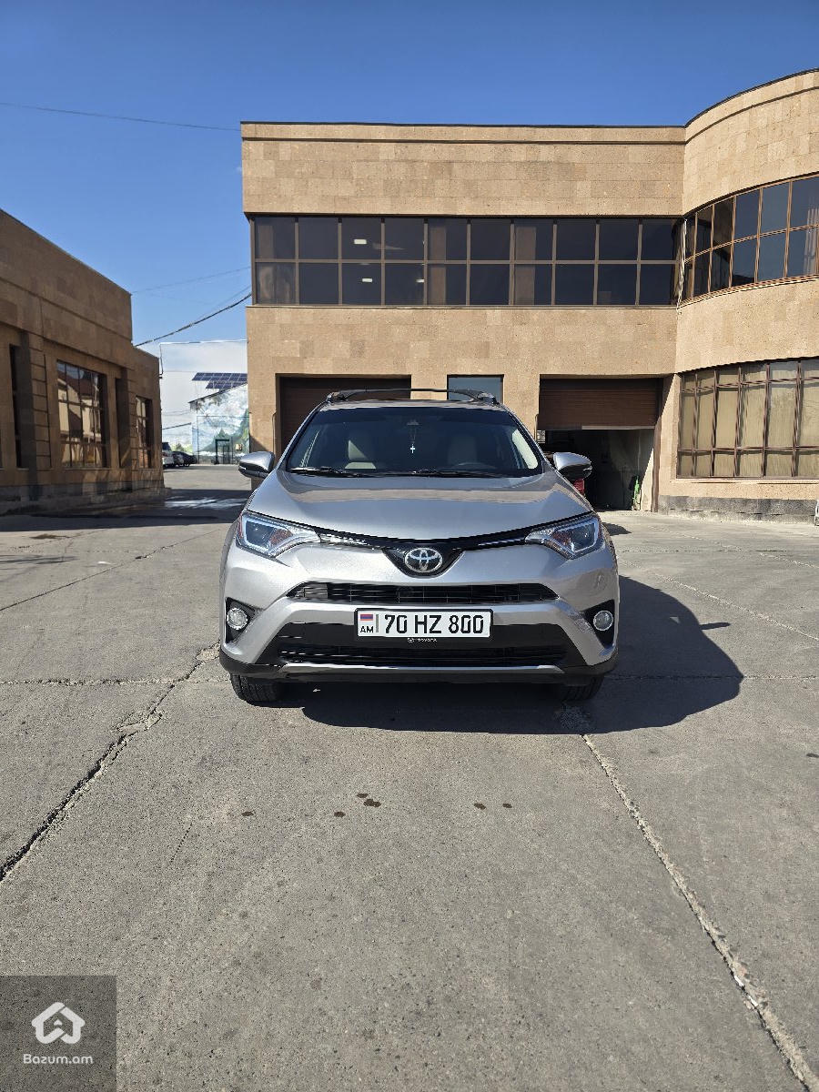 Toyota Rav4 XLE - image 2
