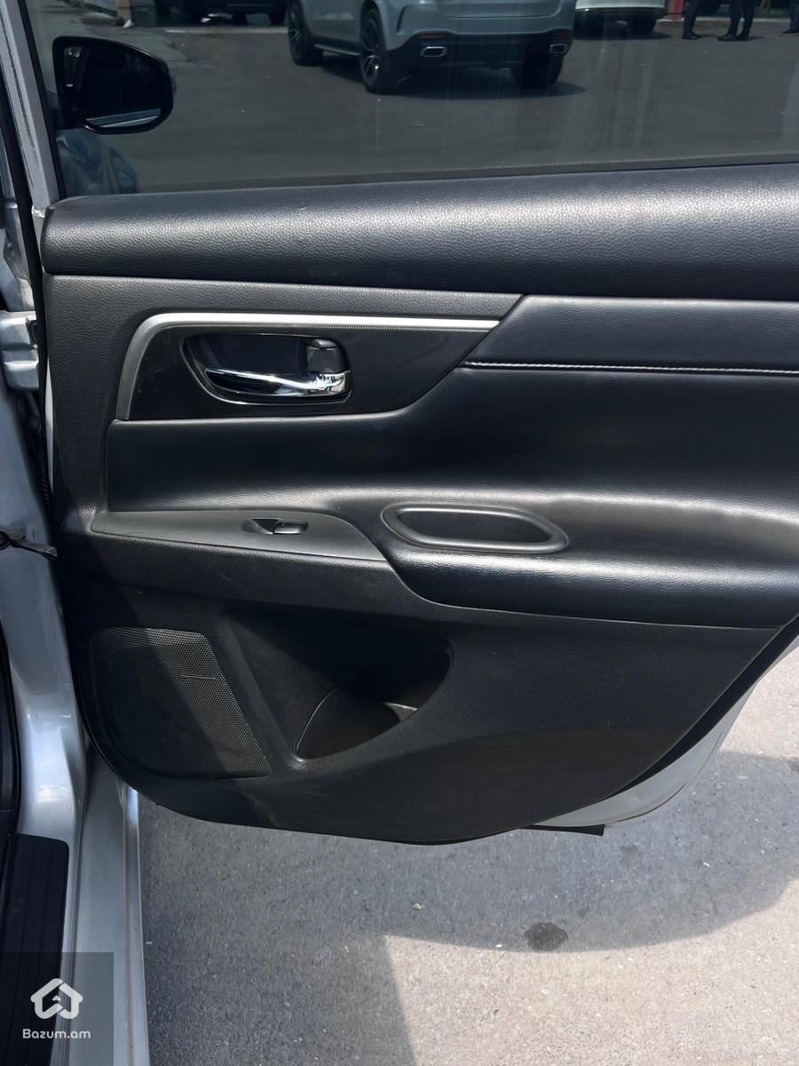 Nissan Altima - image 10