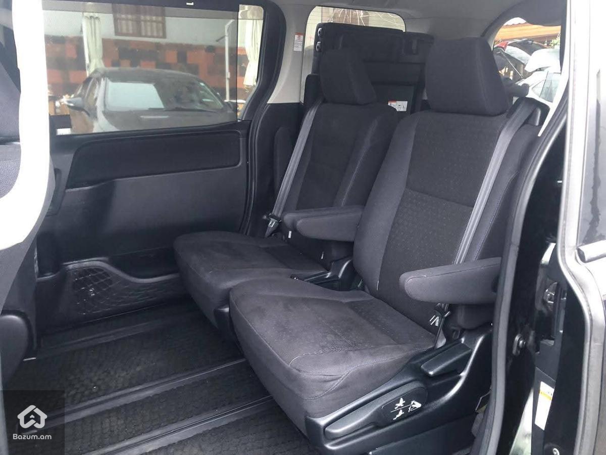 Toyota Voxy  - image 10