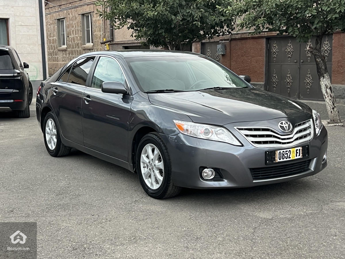 Toyota Camry 2011 - image 2