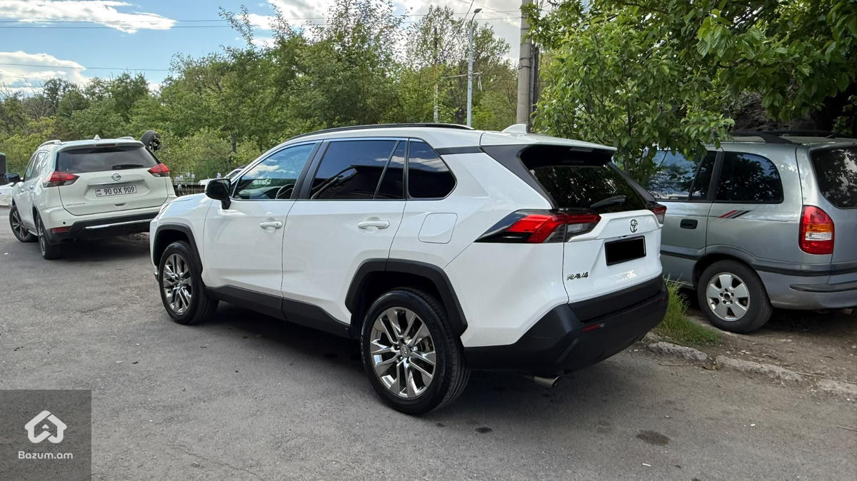TOYOTA RAV4 - image 3