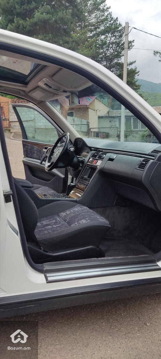 Mercedes-Benz E-Class W210 - image 34