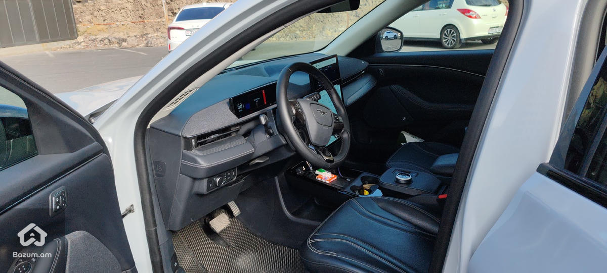 Ford Mustang Mach-E 4x - image 8