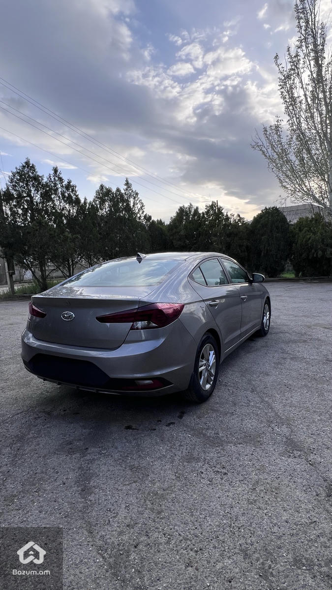 Hyundai Elantra - image 4