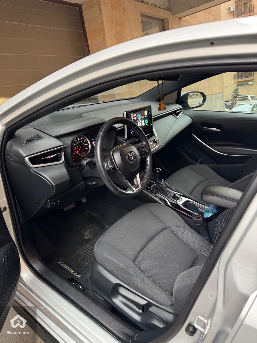 Toyota Corolla SE - image 7