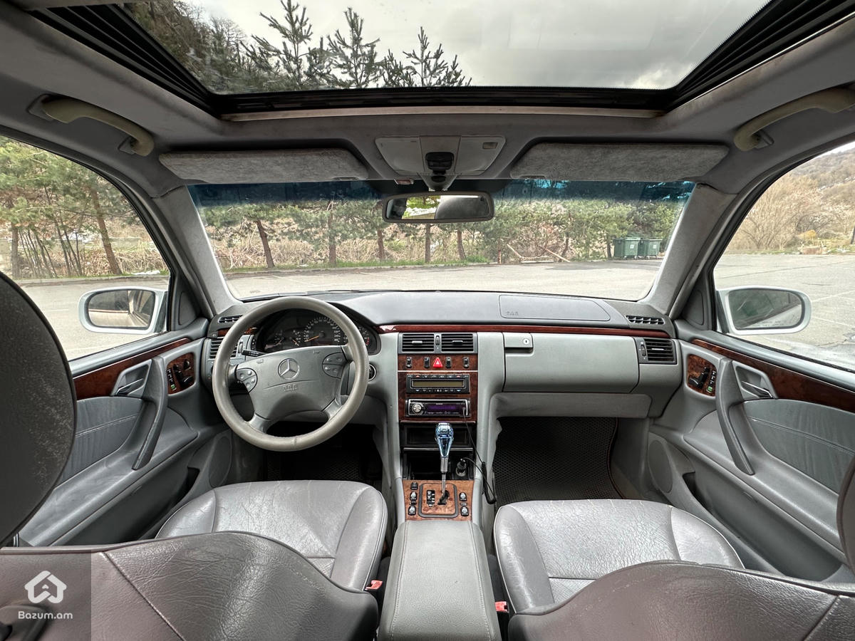 Mercedes Benz E320 - image 9
