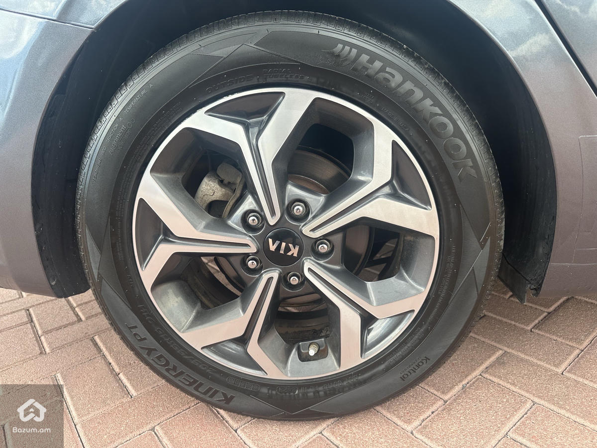 Kia Forte - image 9