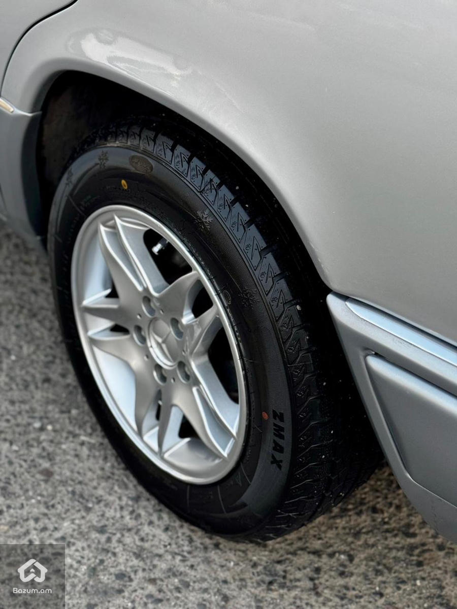 Mercedes Benz E220 w124 - image 13