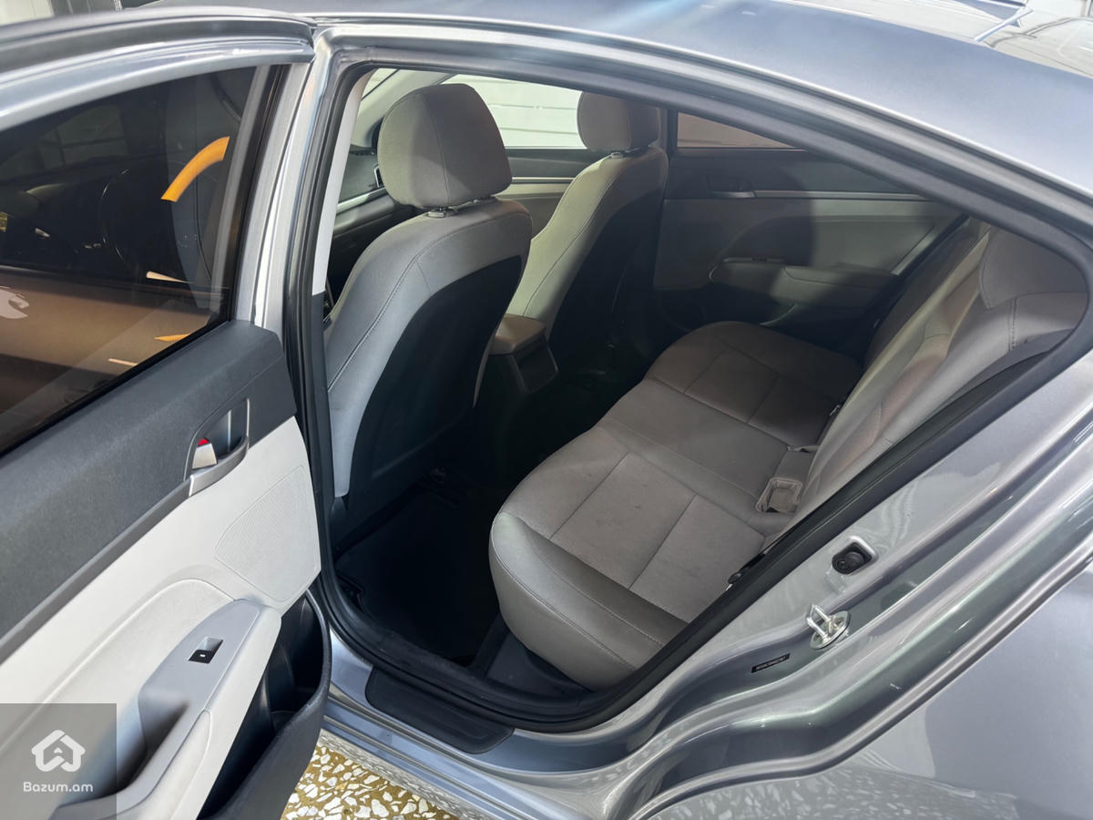 Hyundai Elantra - image 7