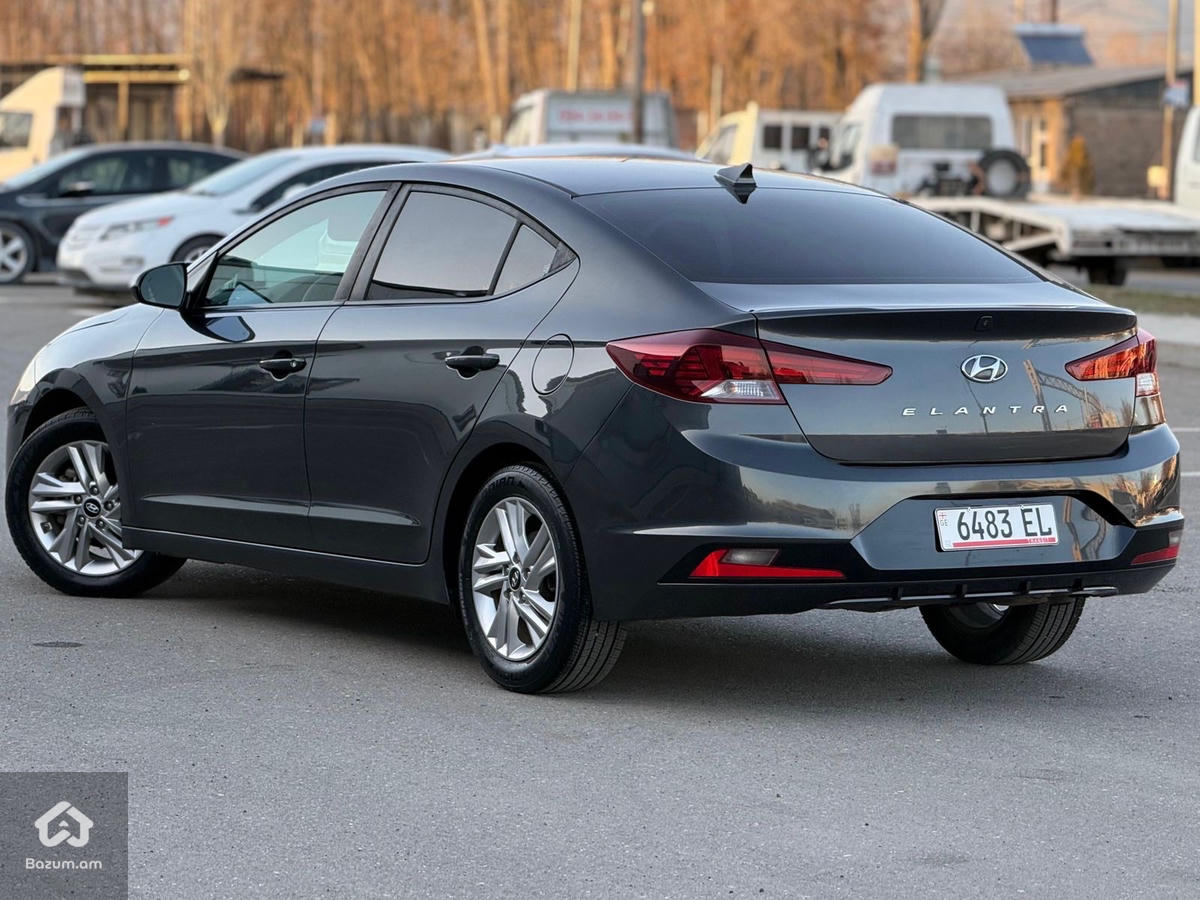 Hyundai Elantra - image 12