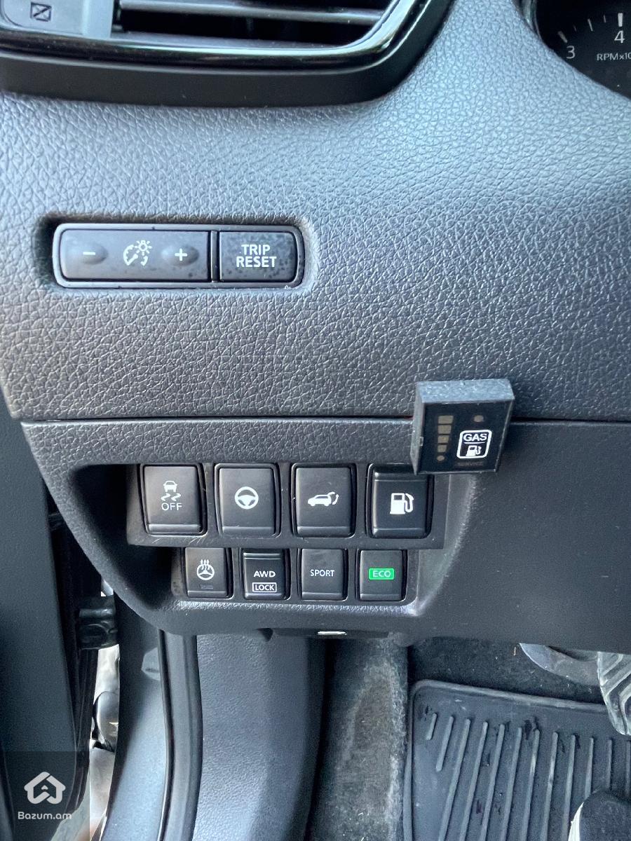 Nissan Rogue - image 8