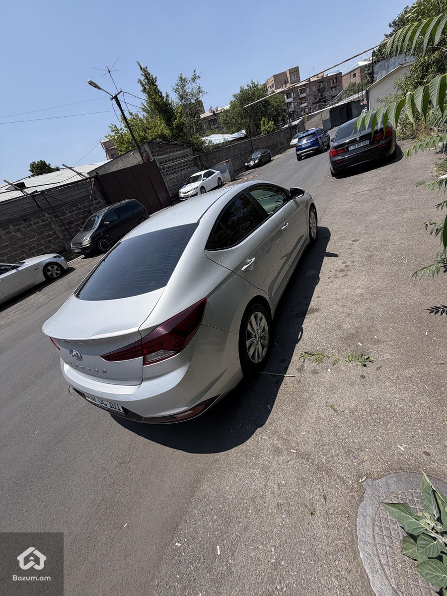 hyundai elantra - image 6