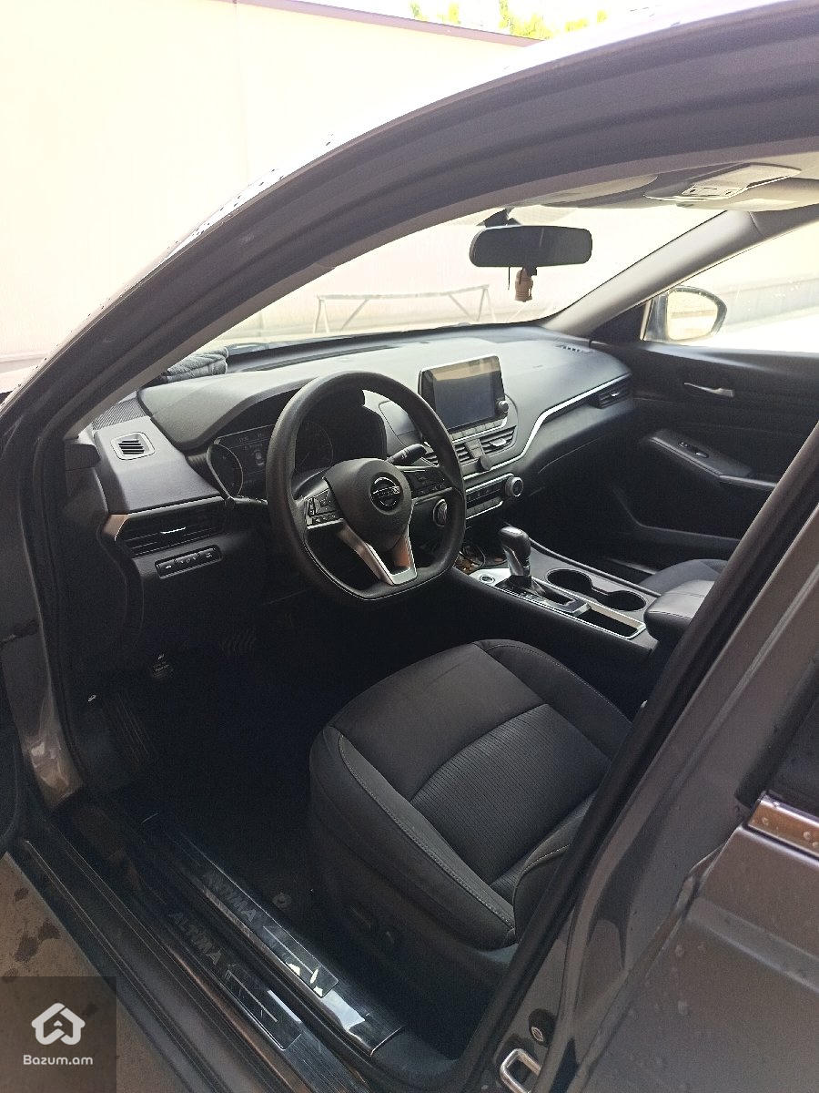 Nissan Altima  - image 6
