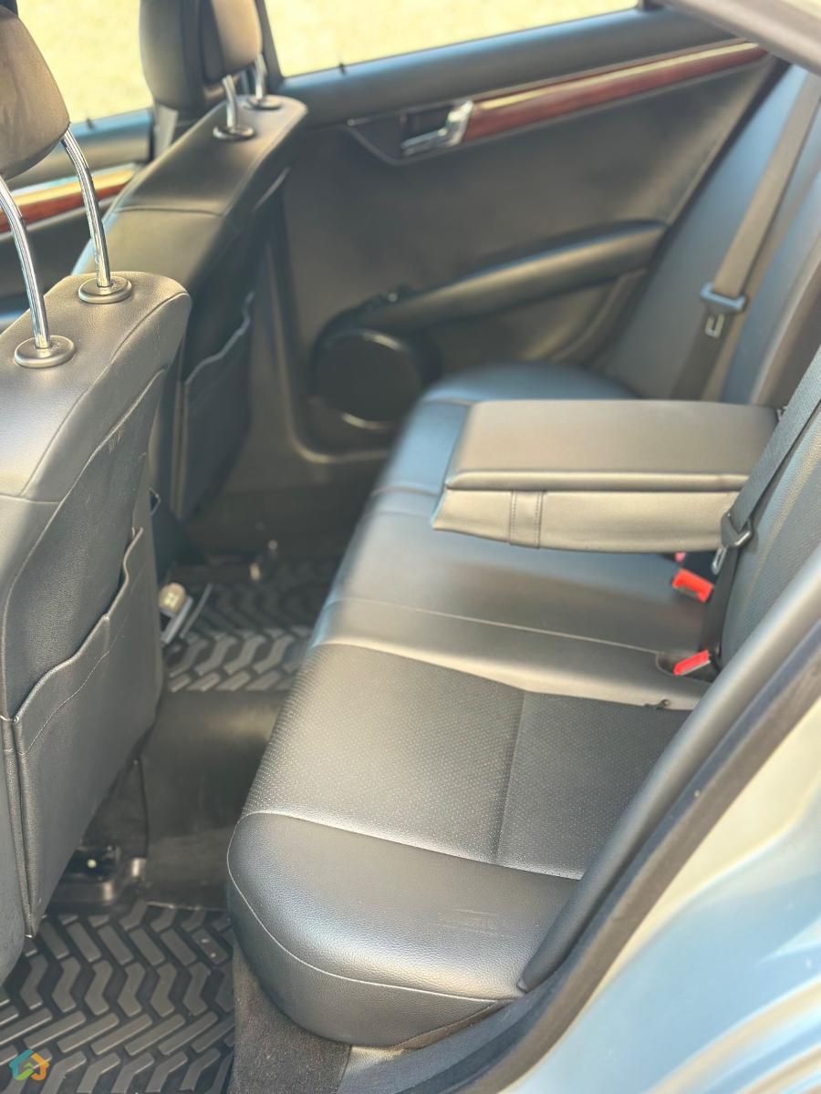 Mercedes benz c300 - image 17