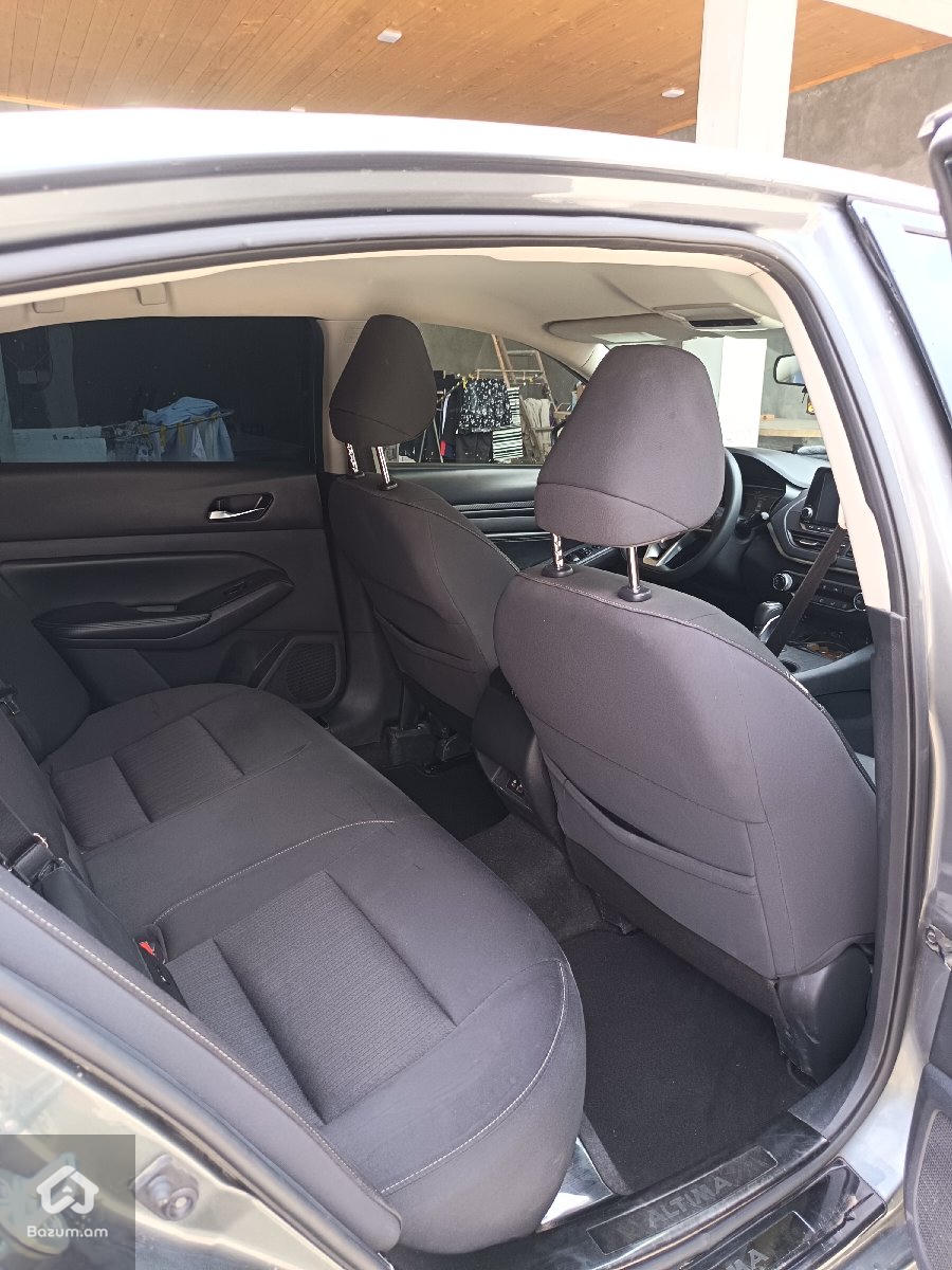 Nissan Altima  - image 11