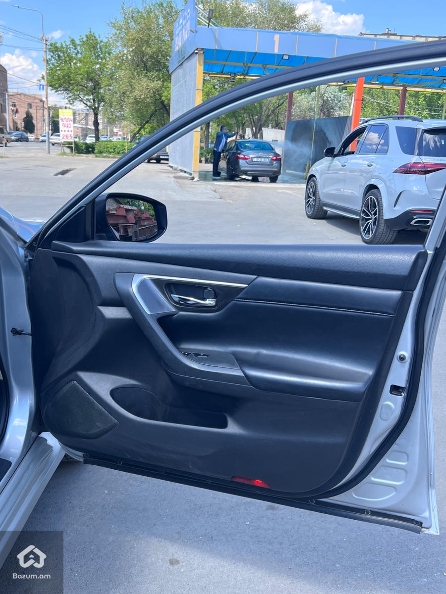 Nissan Altima - image 8