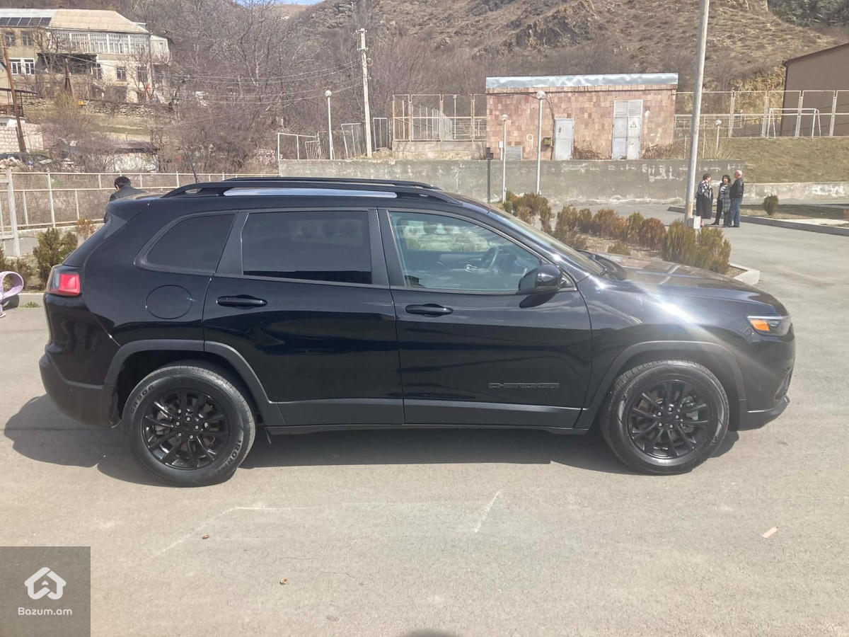 2023 Jeep Cherokee, Altitude Lux 4x4 - image 7