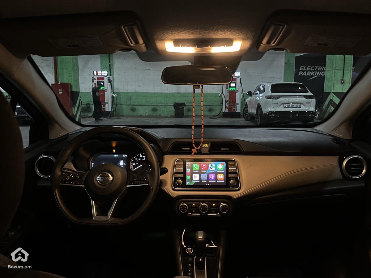 Nissan Versa - image 8