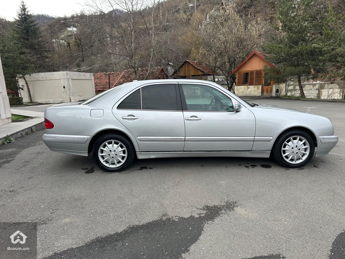 Mercedes Benz E320 - image 4
