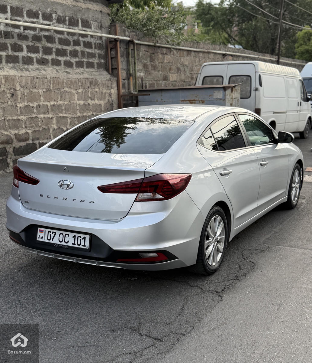 hyundai elantra - image 5