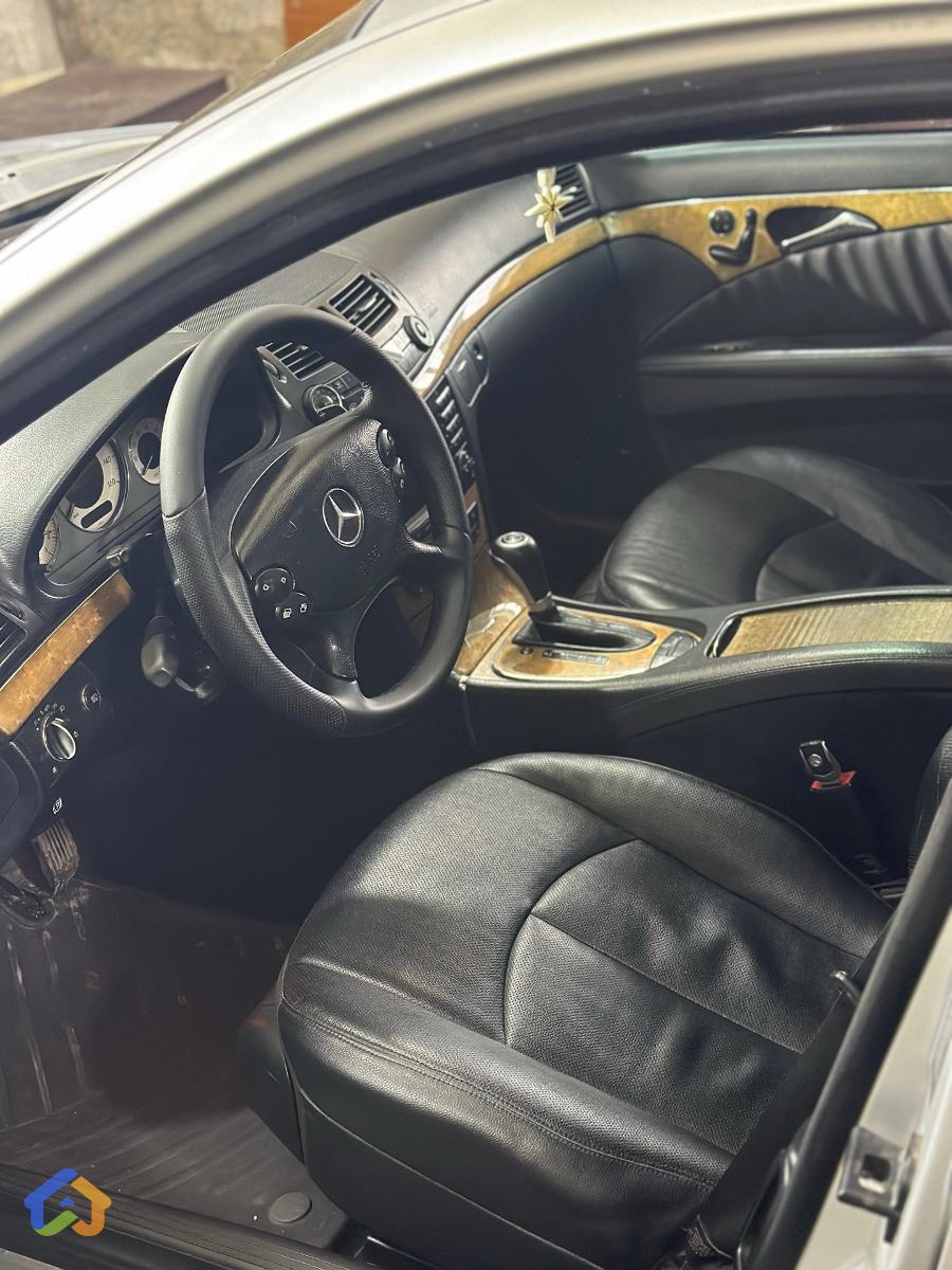 Mercedes E550  - image 8