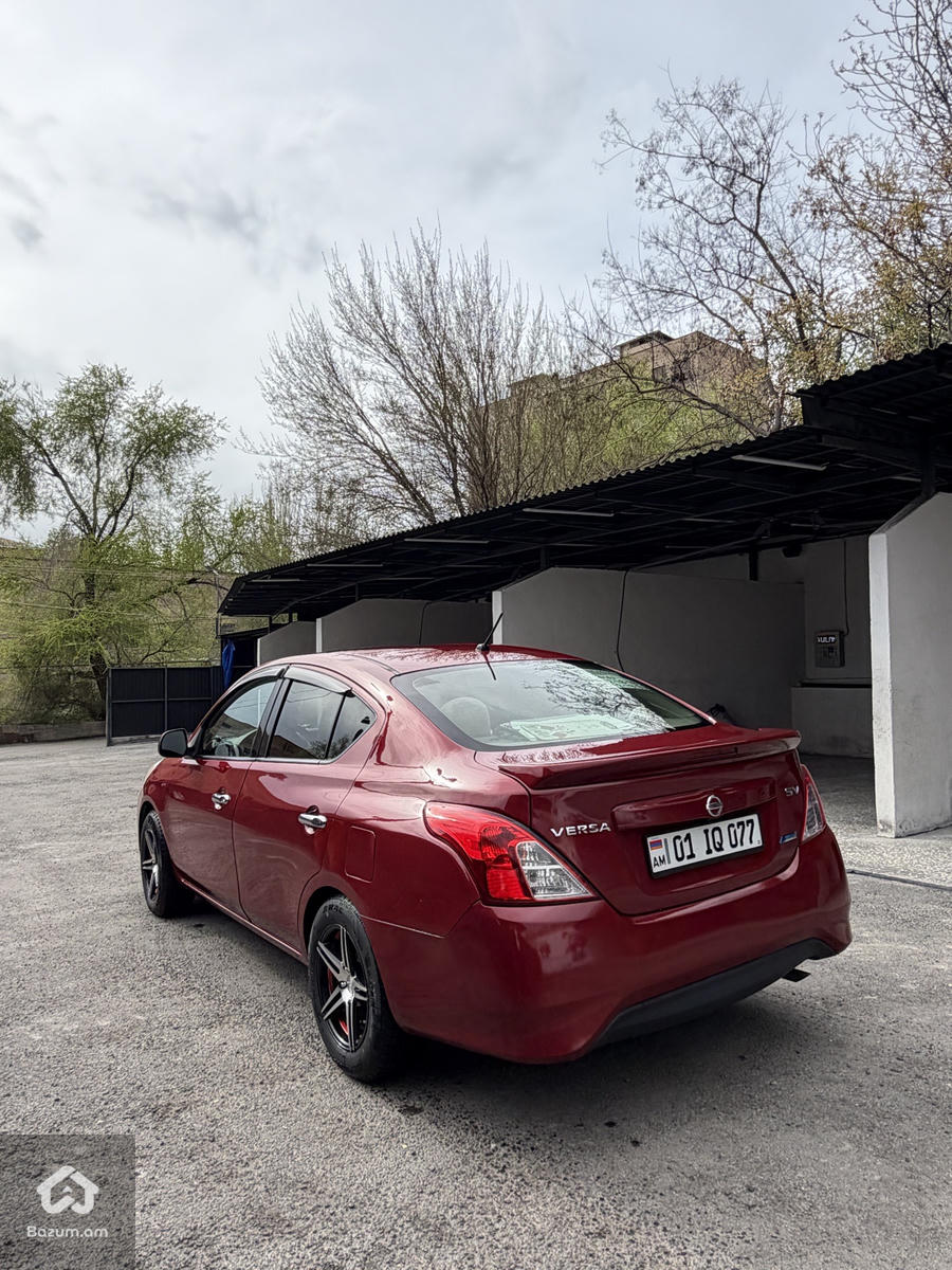 Nissan Versa SV - image 3