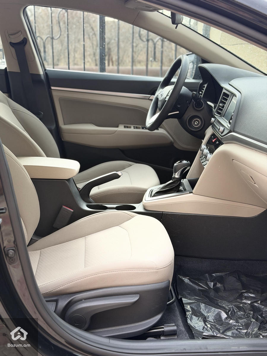 Hyundai Elantra Sel - image 7