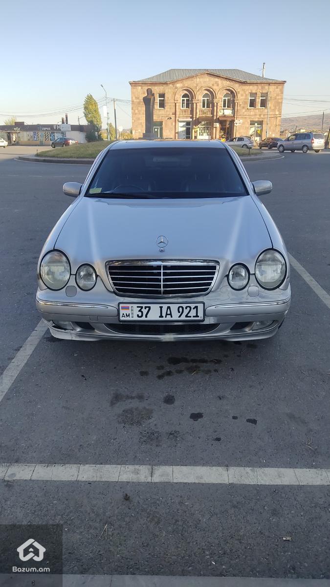 Mercedes E320 - image 9