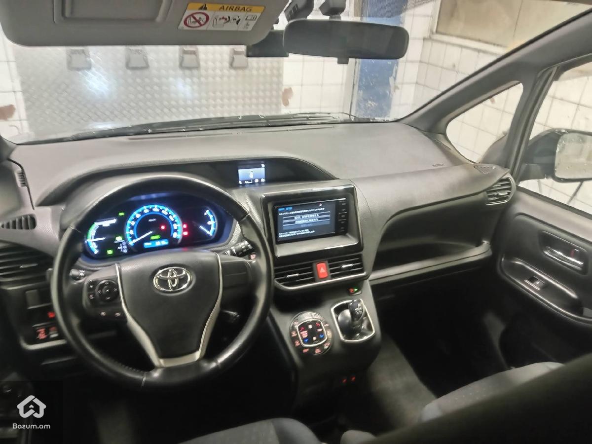 Toyota Voxy  - image 6