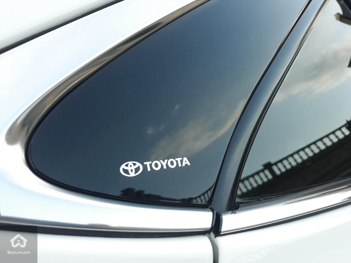 Toyota Camry - image 7