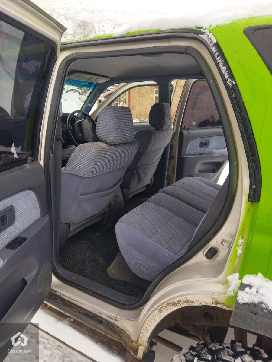 Toyota Hilux Surf - image 7