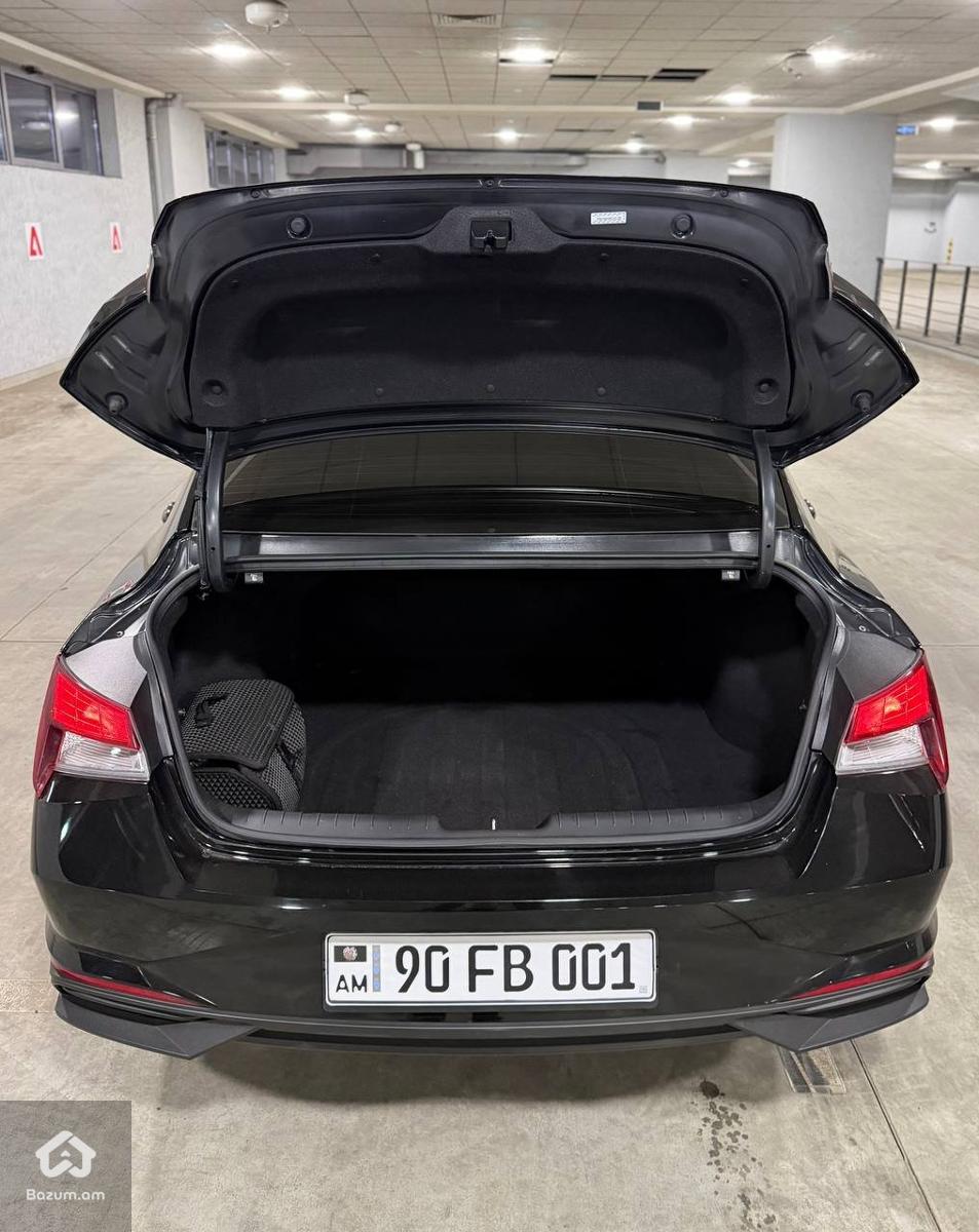 Hyundai Elantra SEL - image 7