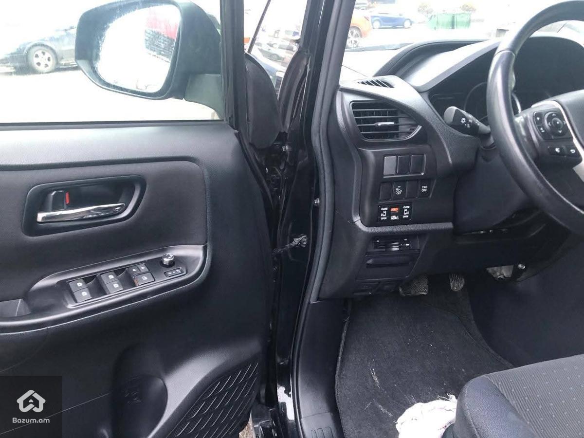 Toyota Voxy  - image 7