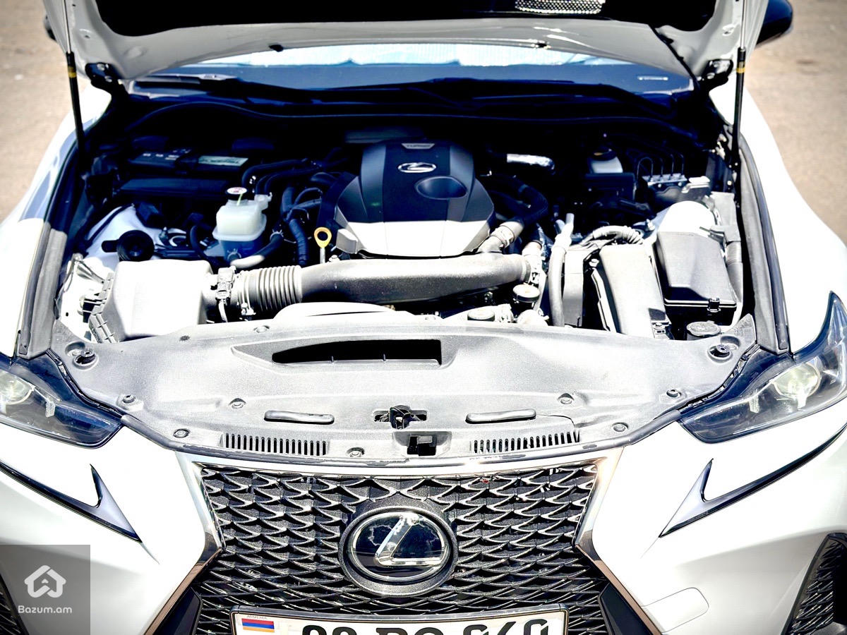 Lexus IS 300 2020 - image 10