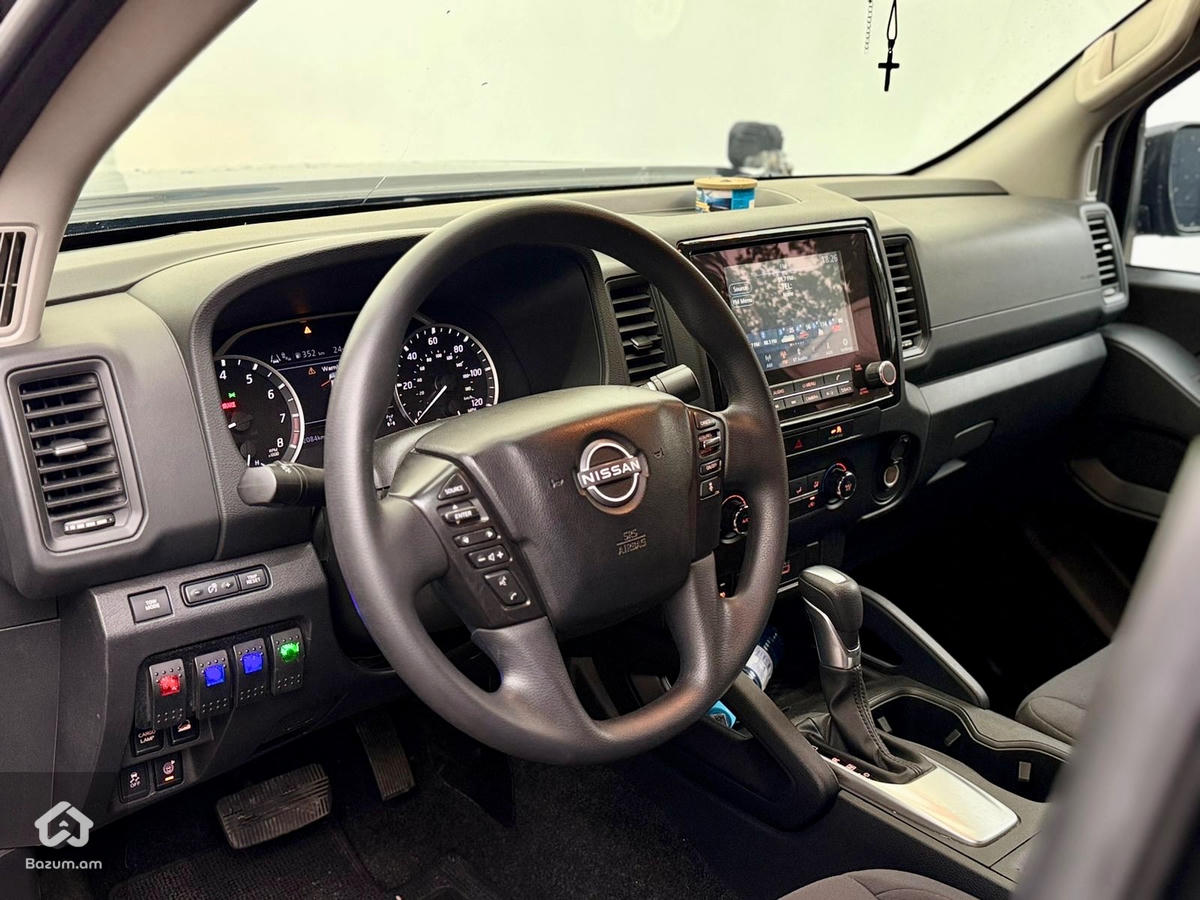 Nissan Frontier - image 5