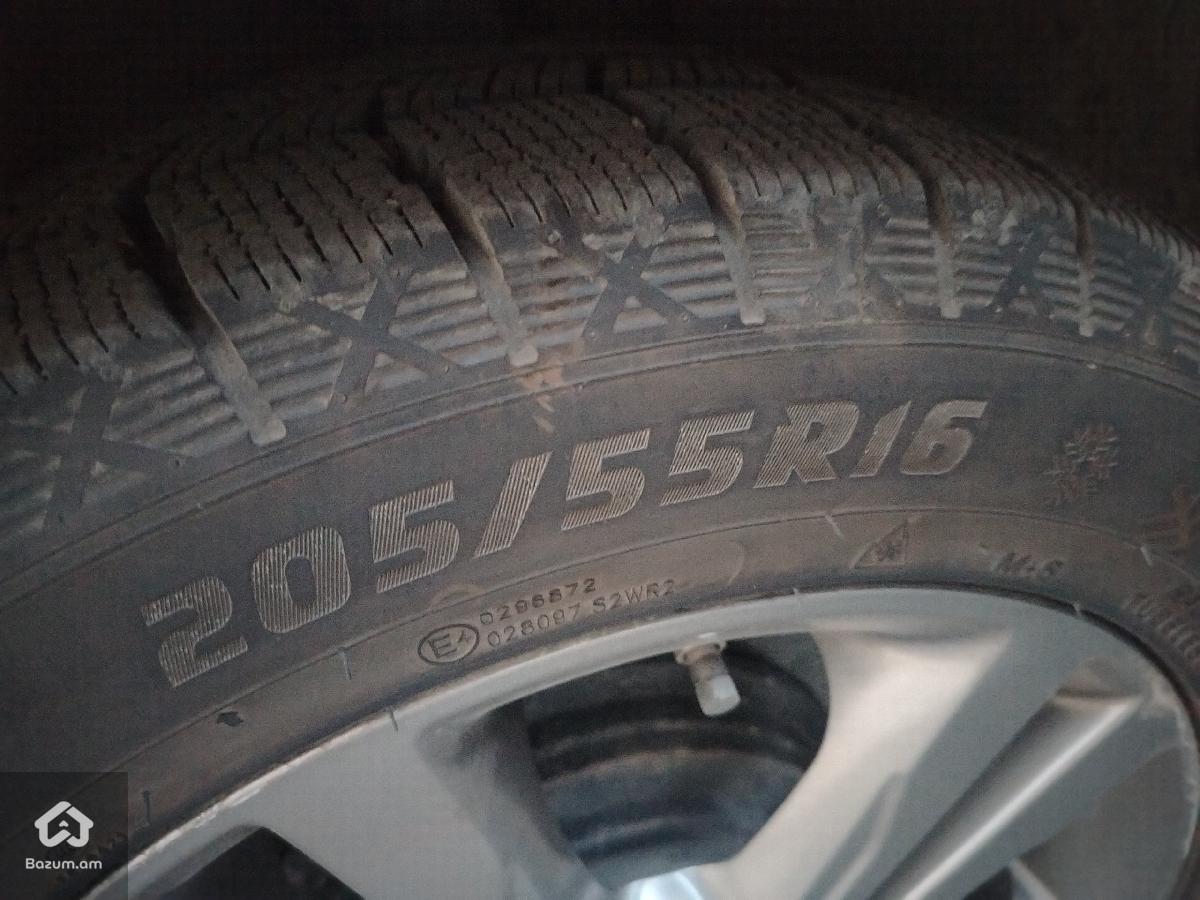 Hyundai Elantra SEL - image 7