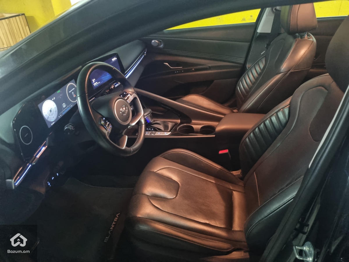 Hyundai Elantra Limited - image 8