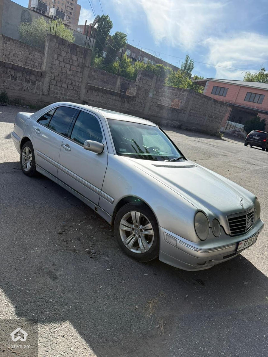 Mercedes E 320 - image 3