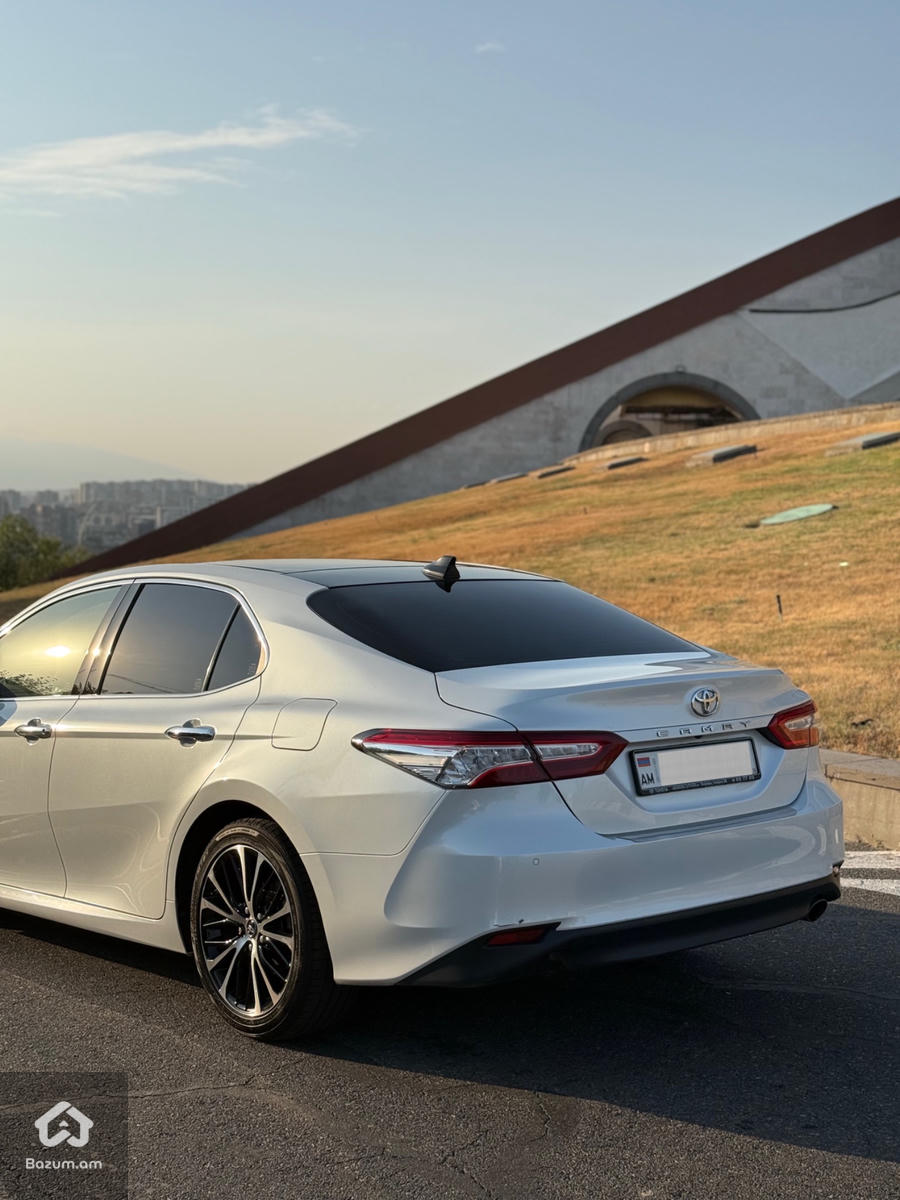 Toyota Camry - image 3