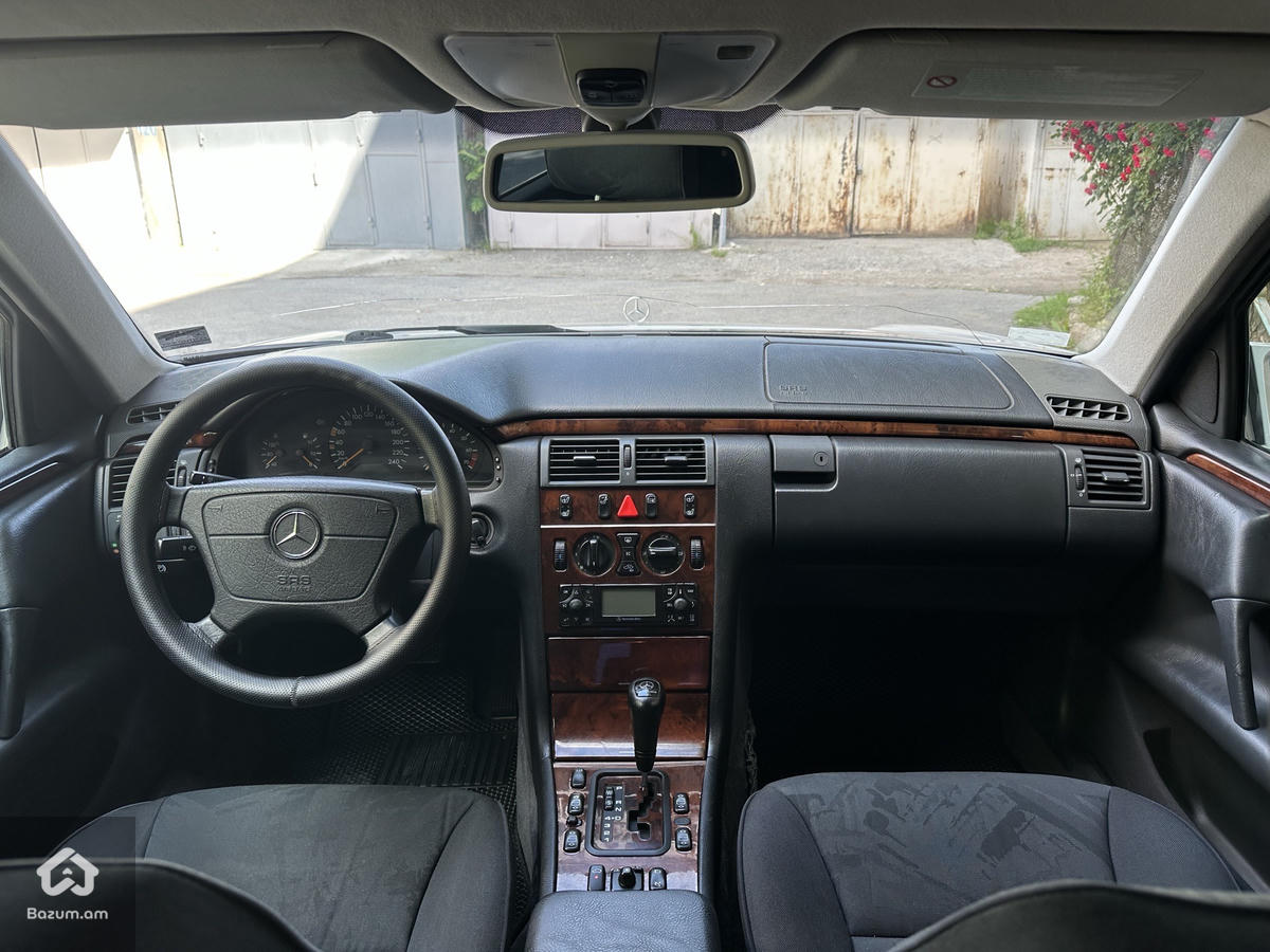 Mercedes E240 Japan - image 9