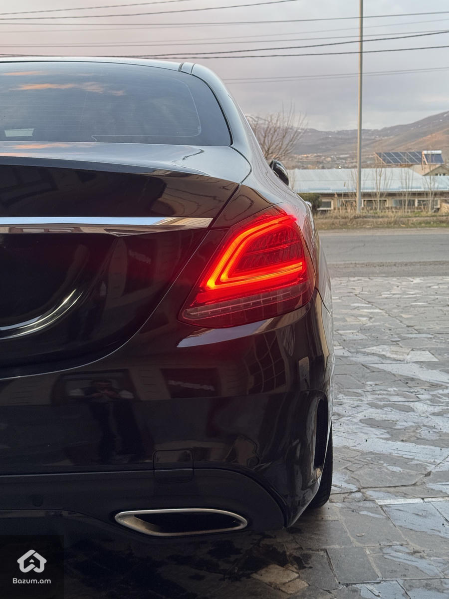 Mercedes Benz C300 - image 4