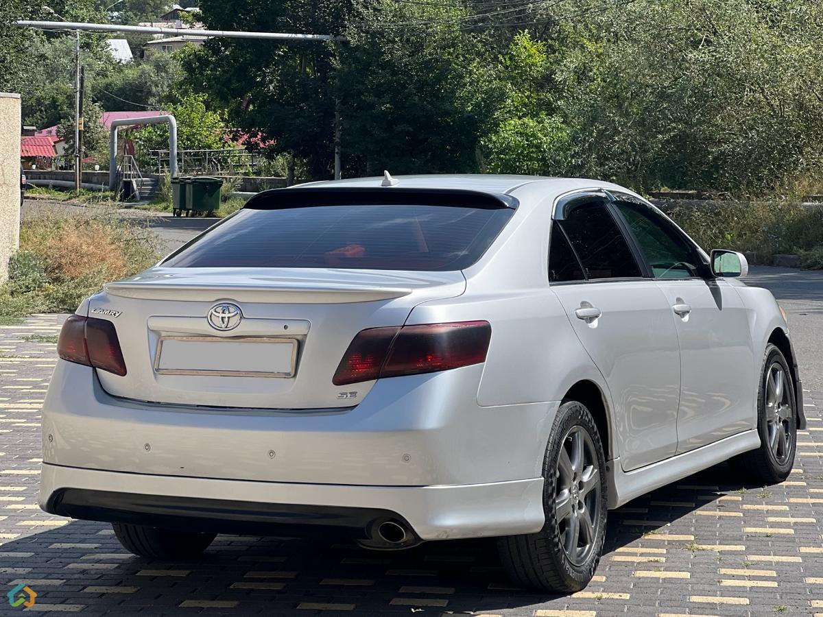 Toyota Camry SE - image 7