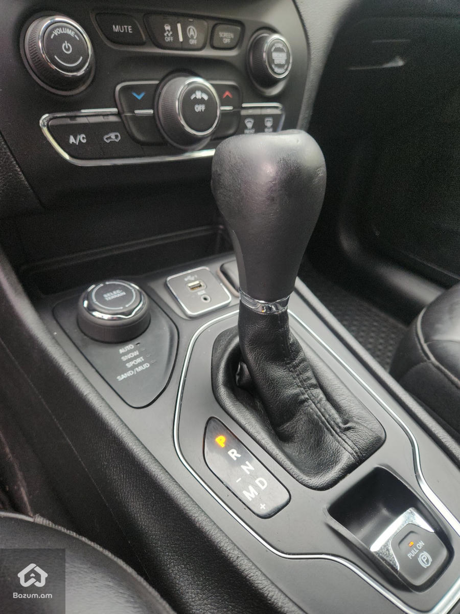 Jeep Cherokee Latitude Plus 2019 - image 6