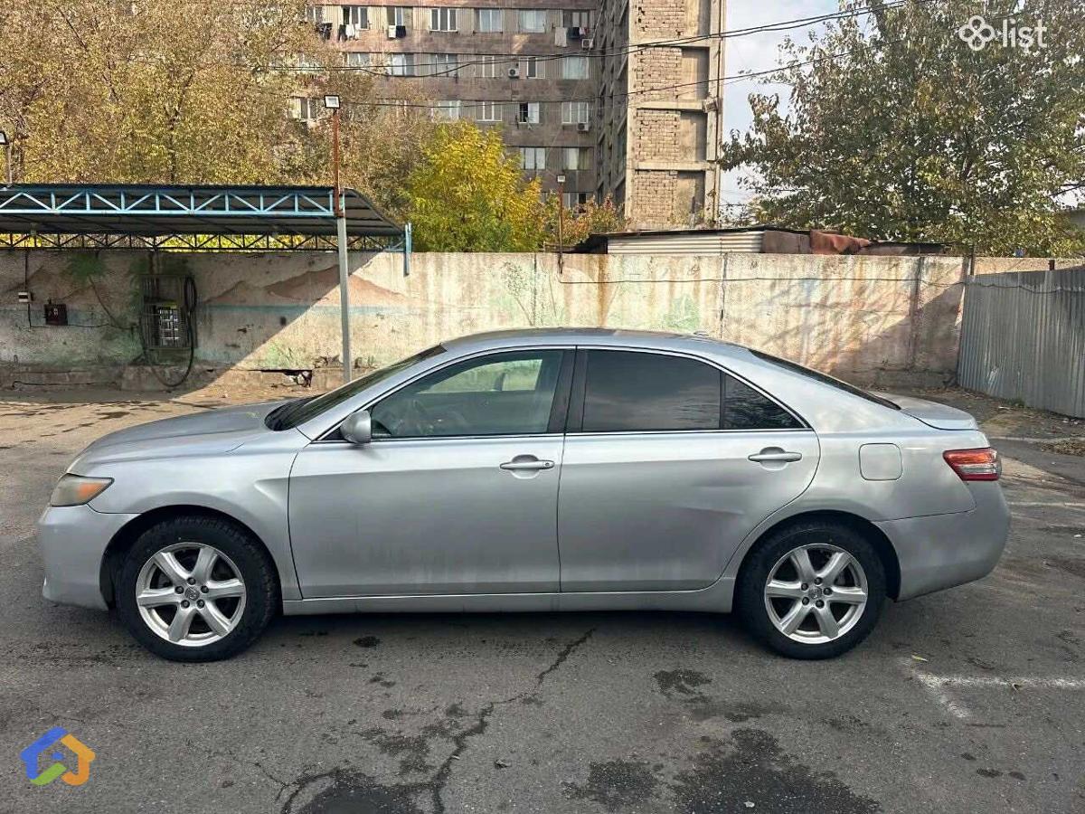 Toyota Camry 2010 - image 4