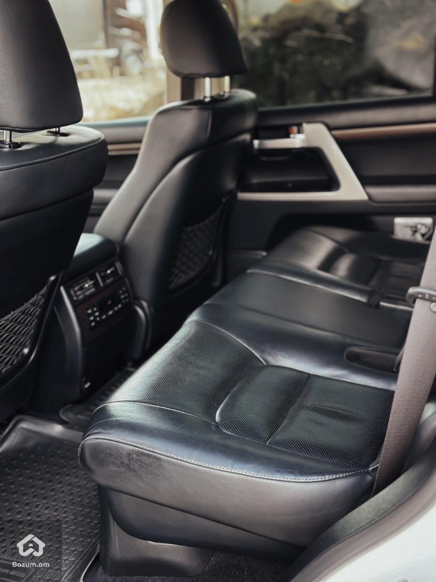 Toyota Land Cruiser 200 - image 6