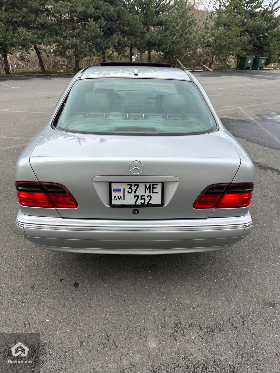 Mercedes Benz E320 - image 6