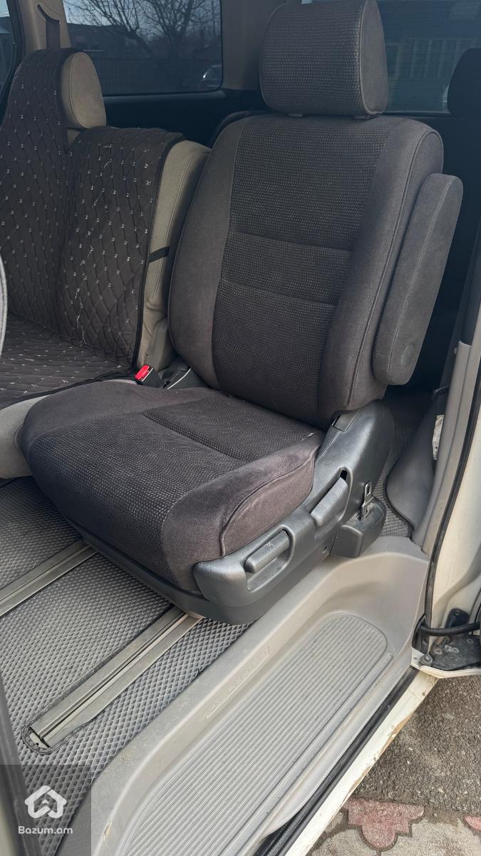 Toyota Alphard - image 9