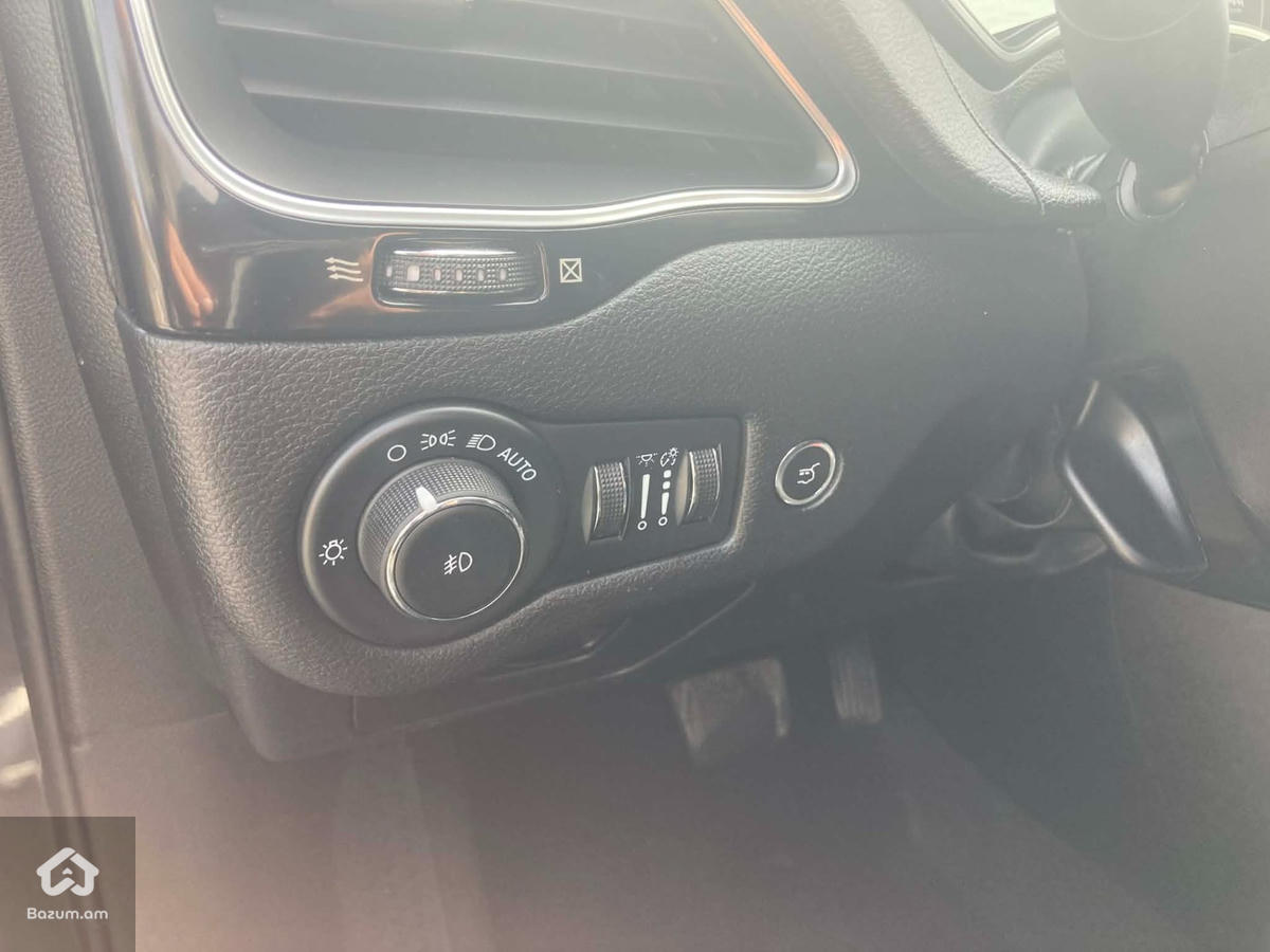 2023 Jeep Cherokee, Altitude Lux 4x4 - image 20